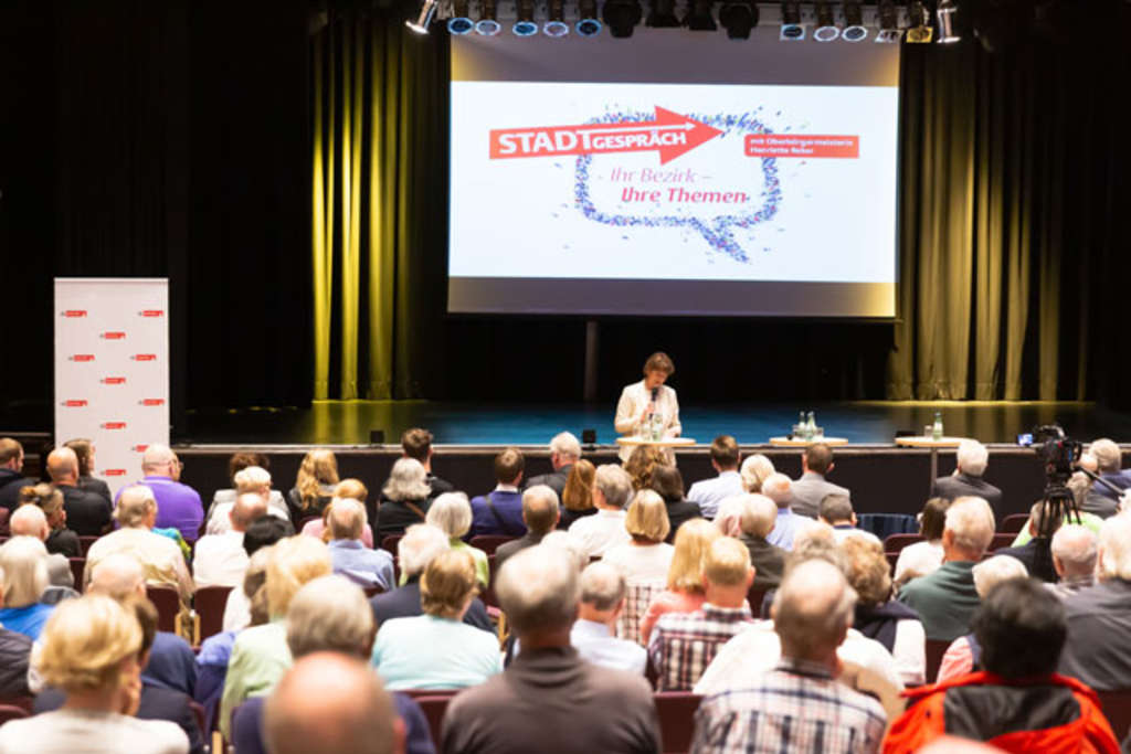 Stadtgespräch Porz am 11. Juni 2019: Blick von hinten über den Zuschauerraum