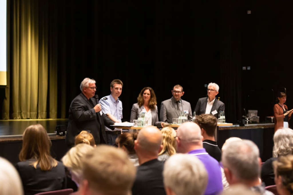 Stadtgespräch Porz am 11. Juni 2019, Blick auf das Podium