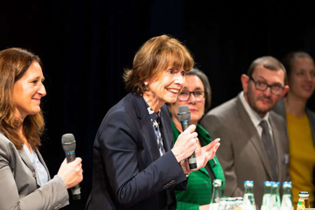 Henriette Reker am Mikrofon