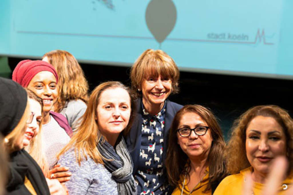 Oberbürgermeisterin Reker posiert mit Besucherinnen des Stadtgesprächs