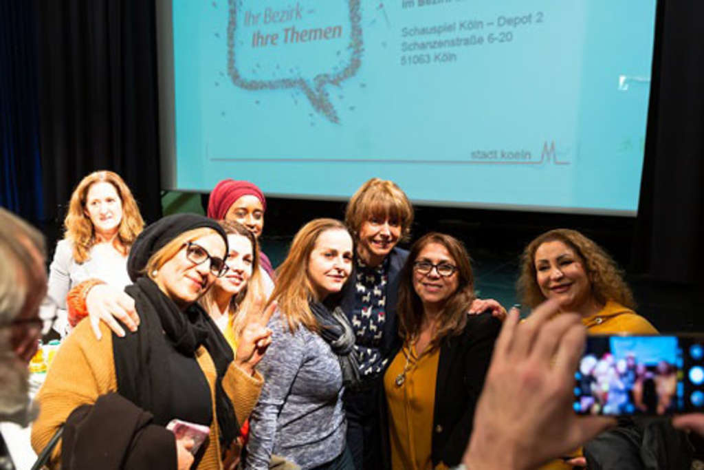 Oberbürgermeisterin Reker posiert mit Besucherinnen des Stadtgesprächs