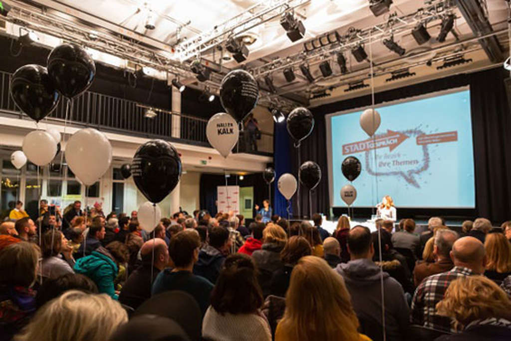 Foto über das Publikum hin zur Bühne