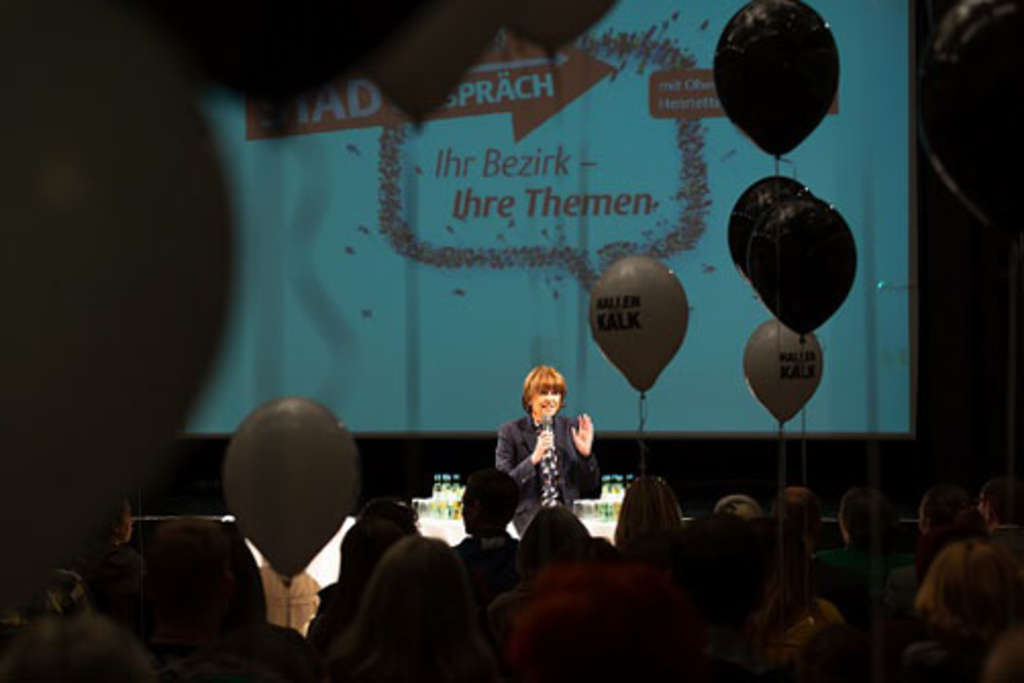 Foto über das Publikum hin zur Bühne