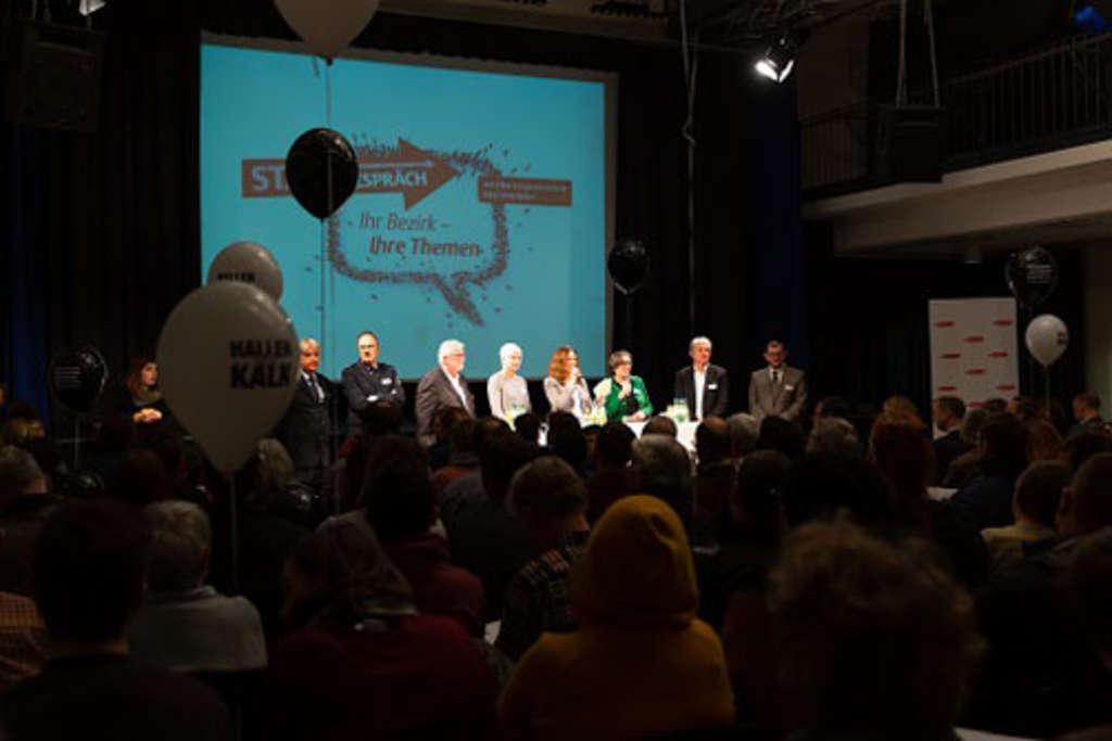 Foto über das Publikum hin zur Bühne