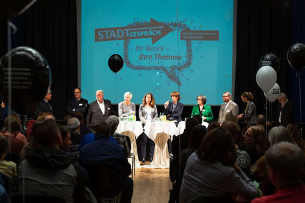 Bild von der Diskussionsrunde auf der Bühne aus dem Publikum fotografiert