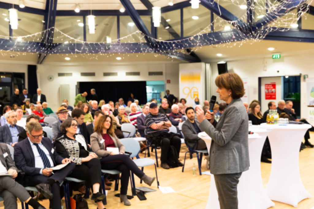 Oberbürgermeisterin Henriette Reker spricht vor einem Publikum beim Stadtgespräch in Nippes.