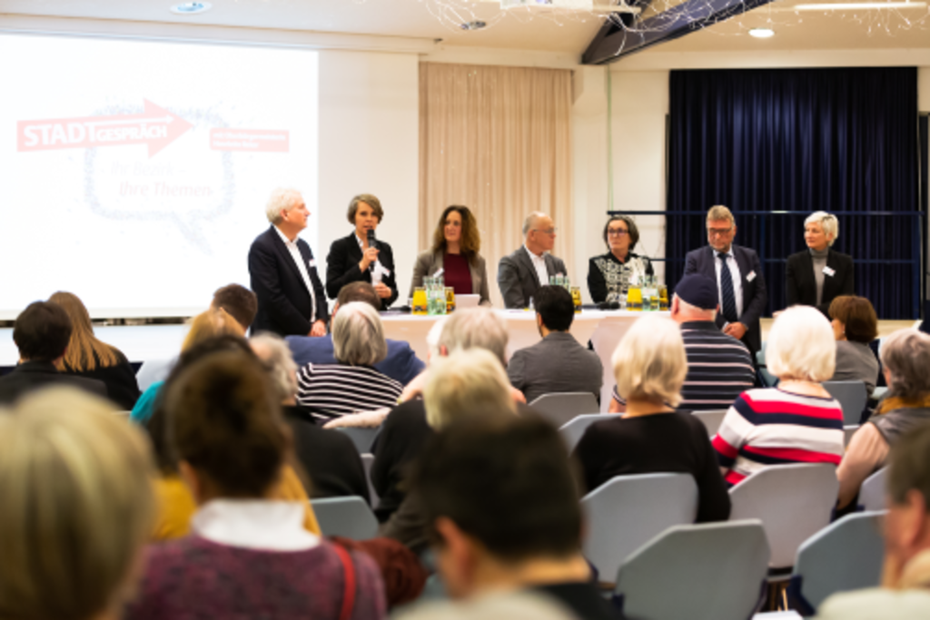 Das Publikum und Vortragende beim Stadtgespräch in Nippes.