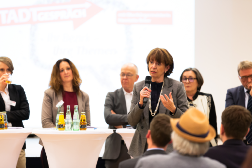 Oberbürgermeisterin Henriette Reker spricht vor einem Publikum beim Stadtgespräch in Nippes.