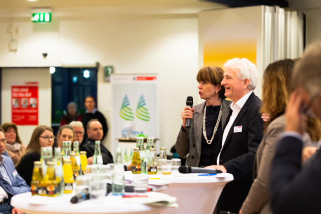 Oberbürgermeisterin Henriette Reker spricht vor einem Publikum beim Stadtgespräch in Nippes.