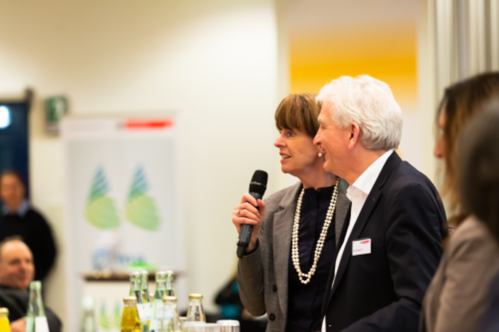 Oberbürgermeisterin Henriette Reker spricht vor einem Publikum beim Stadtgespräch in Nippes.