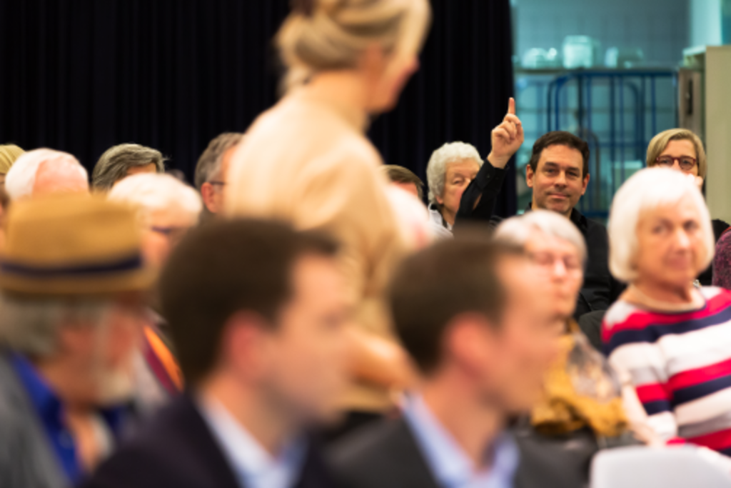 Aufnahme des Publikums beim Stadtgespräch in Nippes interviewt.