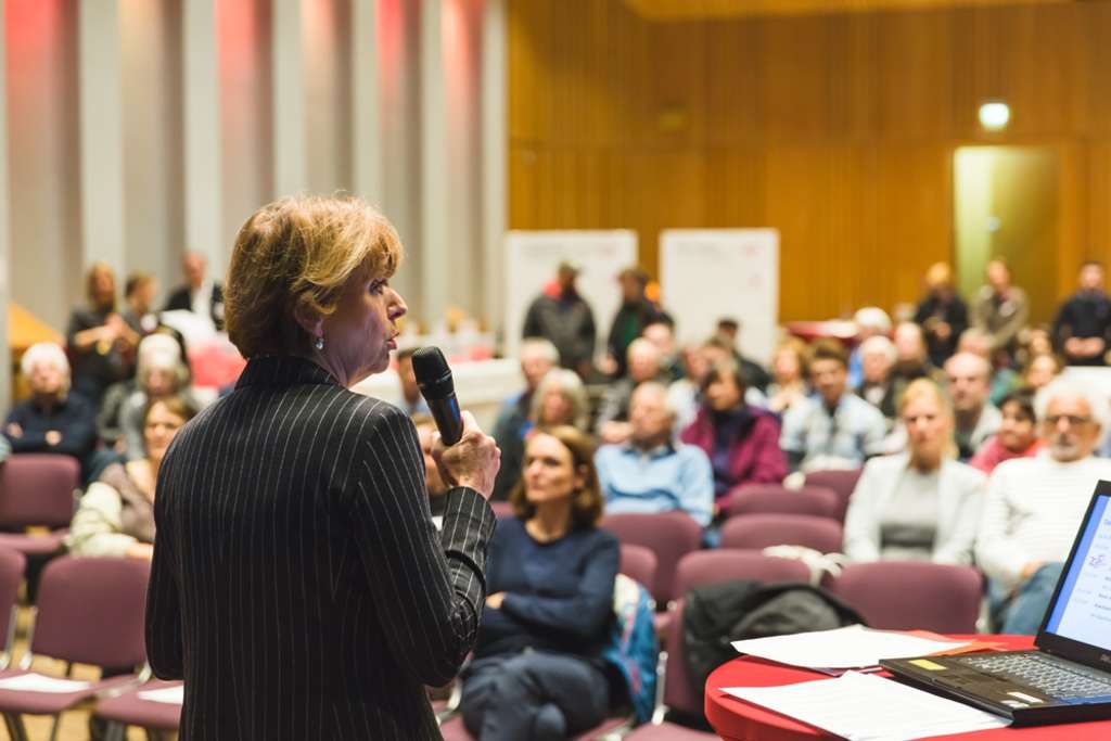 Oberbürgermeisterin Henriette Reker beim Stadtgespräch in Porz am 22. November 2017