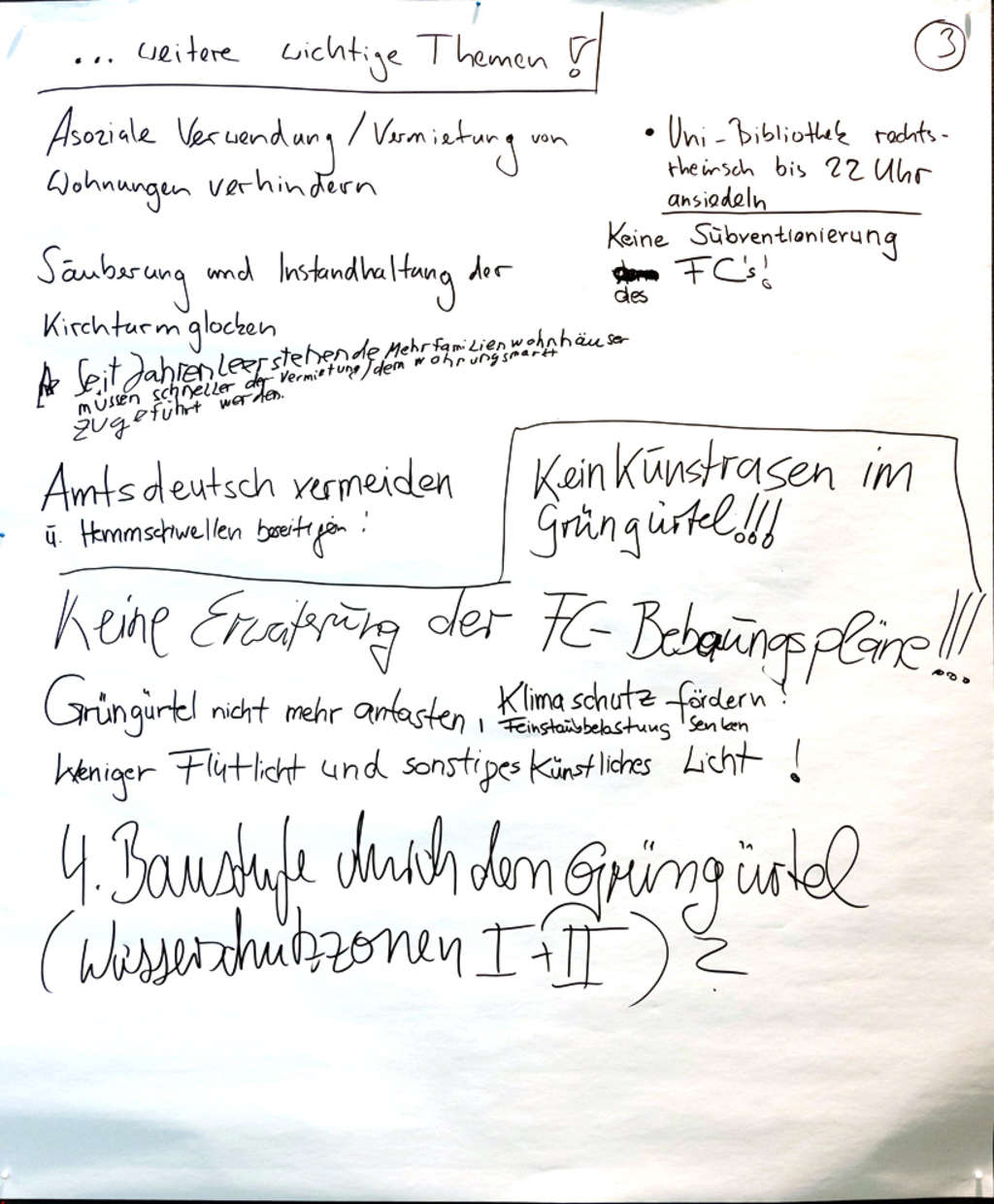 Stellwand mit aufgeschriebenen Ideen