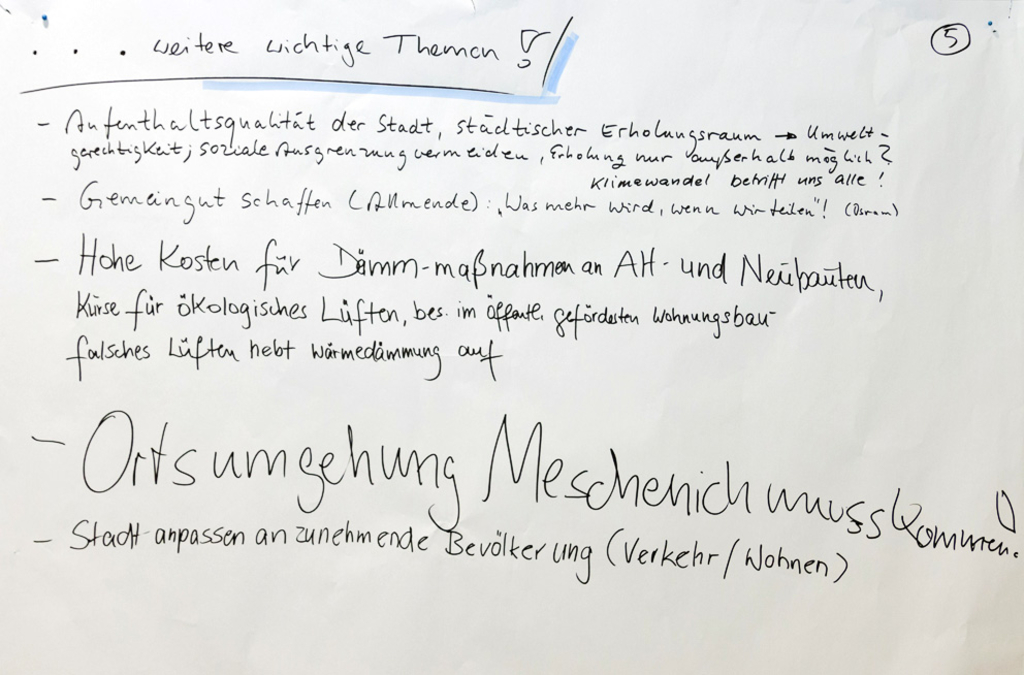 Stellwand mit aufgeschriebenen Ideen