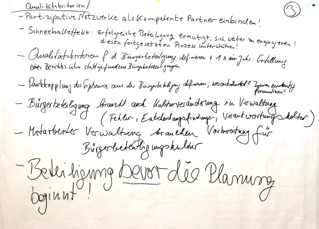 Stellwand mit aufgeschriebenen Ideen