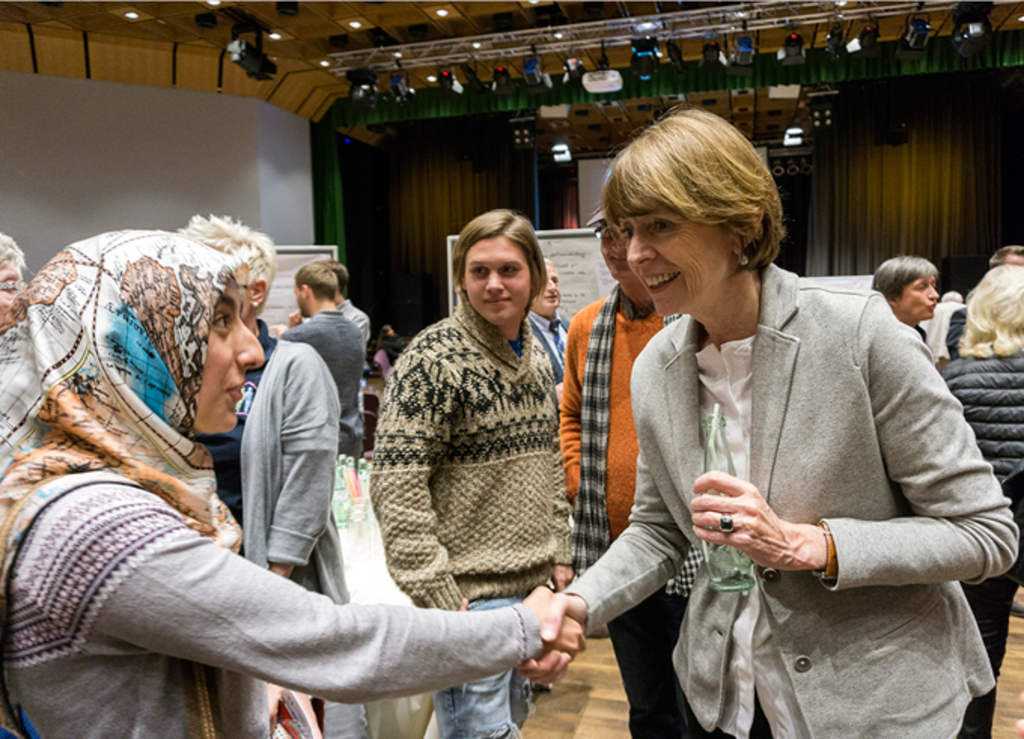 Oberbürgermeisterin Henriette Reker begrüßt eine Teilnehmerin
