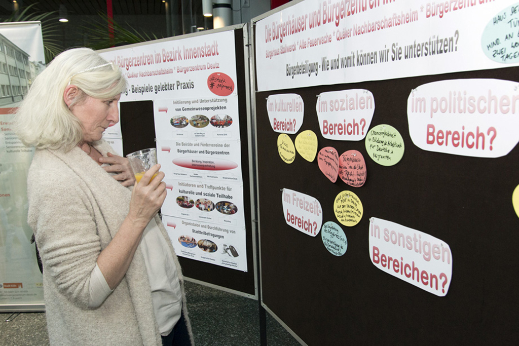 Interessierte Bürgerin informiert sich an den Stellwänden