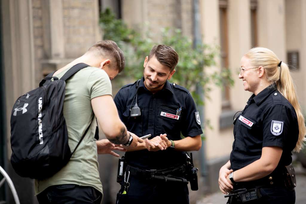Team Ordnungsdienst Mann und Frau mit Passant