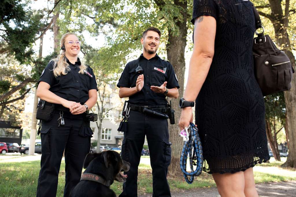 Team Ordnungsdienst bei Hundekontrolle Frau mit Hundeleine in der Hand und Hund