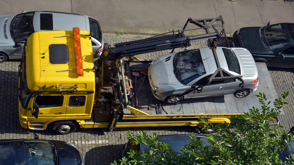 Auto ist auf einem Abschleppwagen, Link auf Fahrzeug wurde abgeschleppt - Stadt Köln