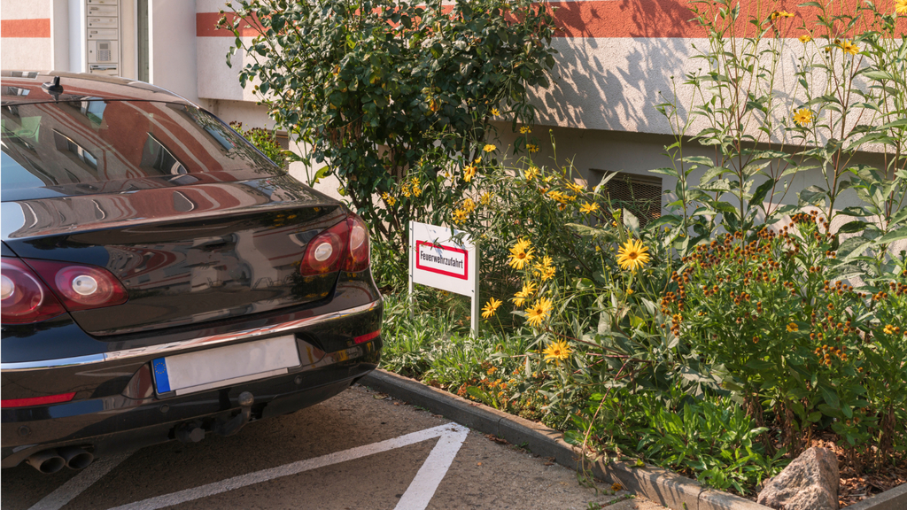 Auto steht vor Feuerwehreinfahrt, Link auf Falsch geparktes Fahrzeug melden - Stadt Köln