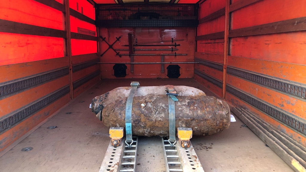Zwei 10 Zentner Bomben – Es handelt sich um zwei Bomben aus einer geplanten Sondierungsmaßnahme die bereits entschärft und im LKW verladen wurden. 