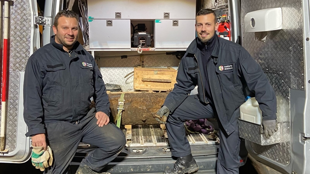 Die Bombe wurde bei Bauarbeiten in der Luxemburger Str. gefunden und von Stefan Höreth und Philipp Blens vom Kampfmittelbeseitigungsdienst entschärft. Stefan Höreth hält den Aufschlagzünder in der Hand.