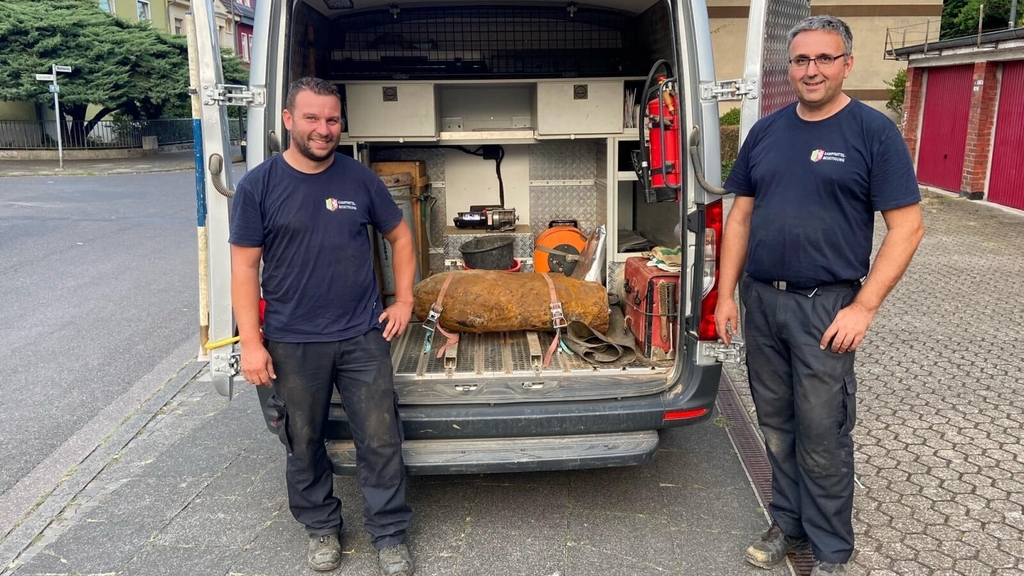 5 Zentner Bombe – Bei unseren Sondierungsarbeiten in Köln Buchheim wurde die Bombe entdeckt und durch Philipp Blens und Michael Daenecke vom Kampfmittelbeseitigungsdienst (v.l.n.r.) entschärft. 