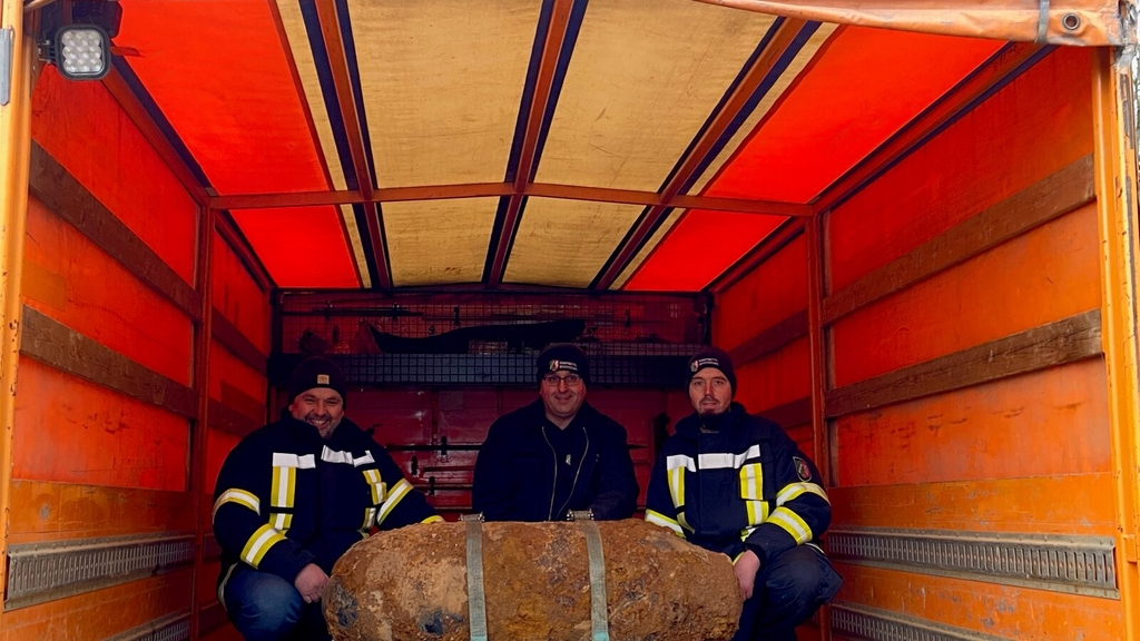 10 Zentner Bombe – Verladen im LKW der Bezirksregierung Düsseldorf sieht man den Blindgänger. Im Hintergrund befindet sich der technische Einsatzleiter Dirk Putzer und die Truppführer Michael Daenecke und Markus Schmitz (v.l.n.r.) vom Kampfmittelbeseitigu
