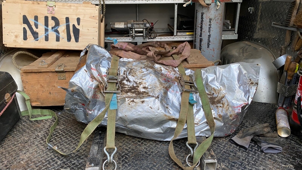 Reste einer Sprengbombe – Die Sprengbombe war beim Aufprall bereits teilweise detoniert, so dass die Reste der Bombe problemlos verladen und abtransportiert werden konnten.