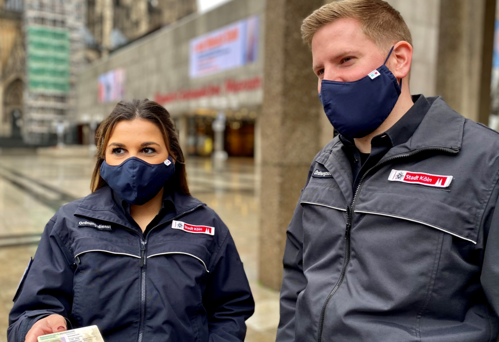 Team Ordnungsdienst kontrolliert Passanten