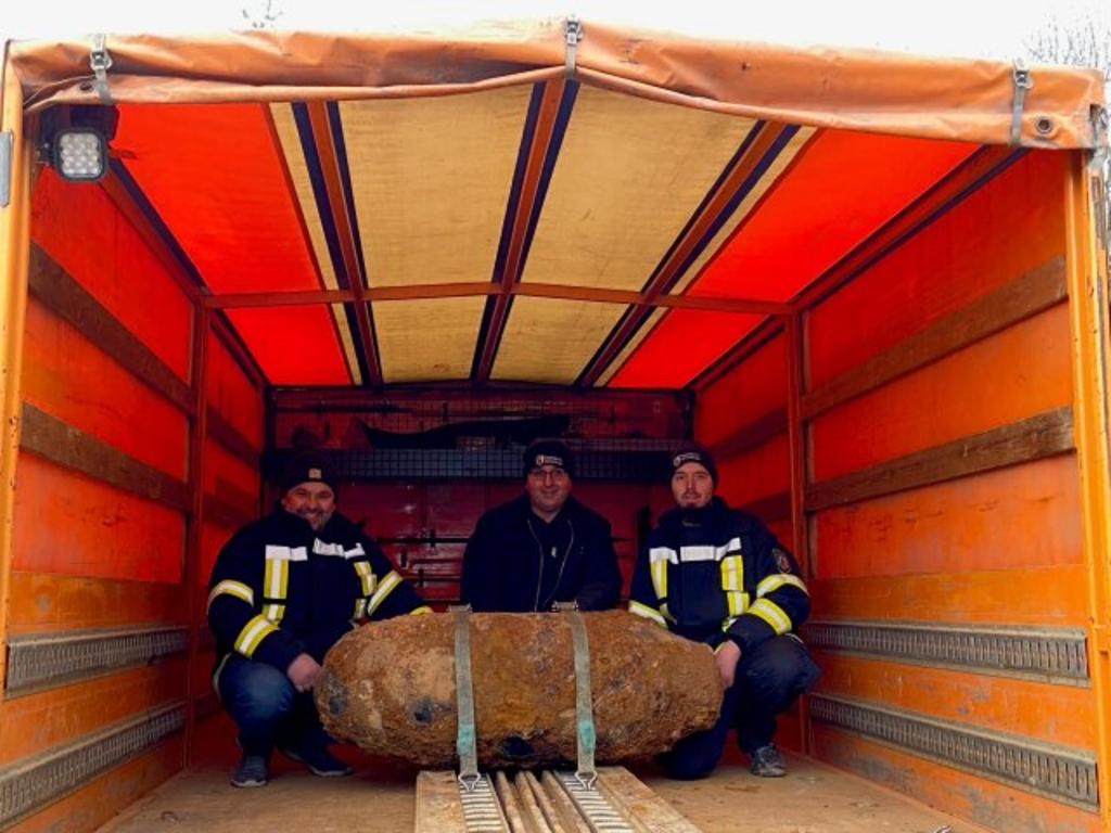 10 Zentner Bombe – Verladen im LKW der Bezirksregierung Düsseldorf sieht man den Blindgänger. Im Hintergrund befindet sich der technische Einsatzleiter Dirk Putzer und die Truppführer Michael Daenecke und Markus Schmitz (v.l.n.r.) vom Kampfmittelbeseitigungsdienst.