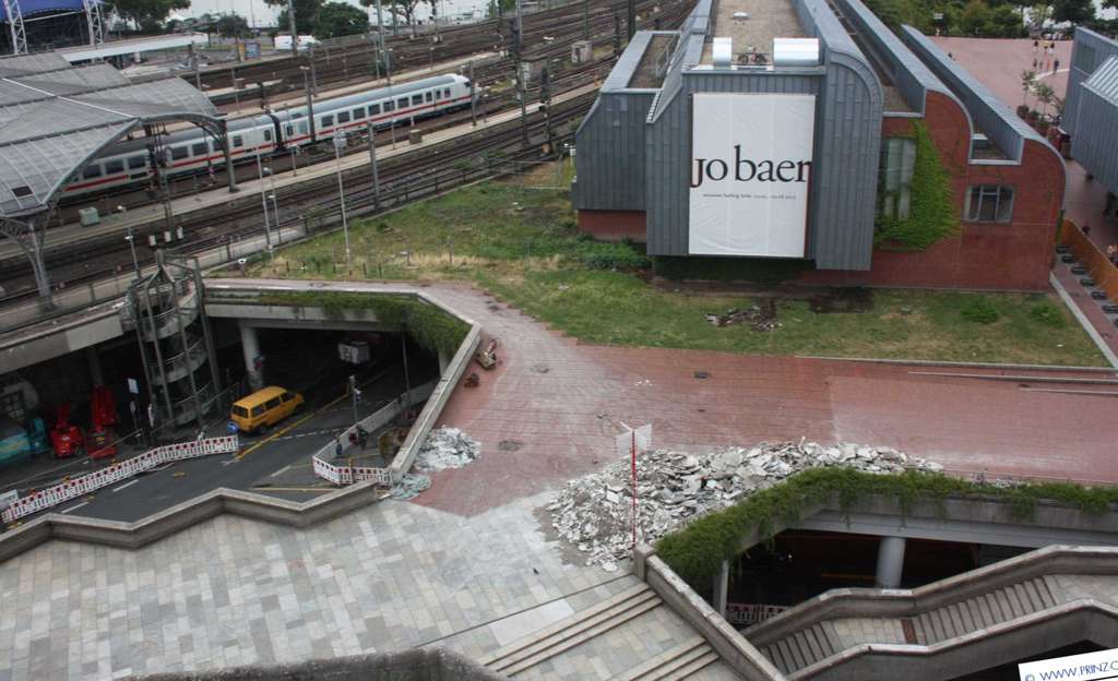 Domplatte Ostseite - ehemaliger Übergang zu Gleis 1