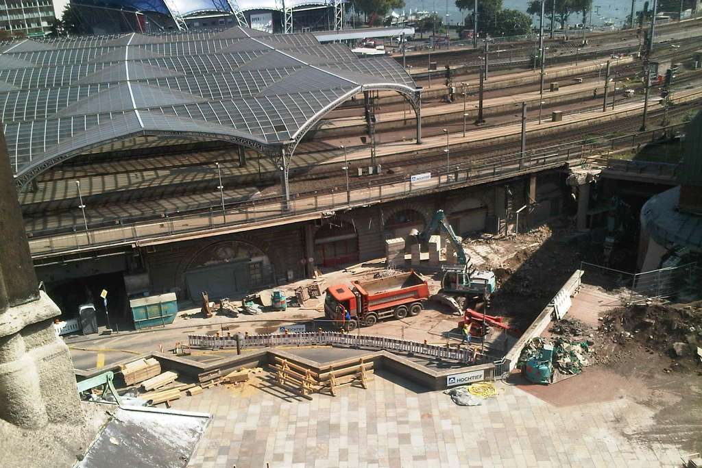 Domplatte Ostseite - ehemaliger Übergang zu Gleis 1