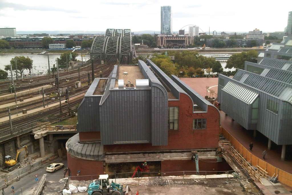 Blick über die Philharmonie Richtung Hohenzollernbrücke nach Deutz
