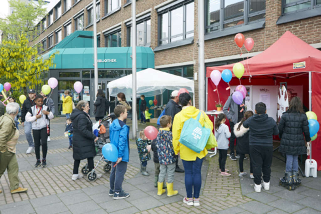 Viele Menschen stehen um die Aktionsstände, die rund um die Plätze aufgebaut waren.