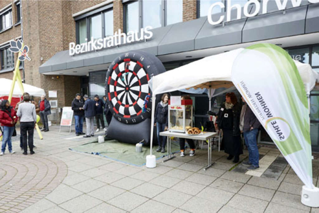 Eine überdimensionierte Dartscheibe und weitere Spielmöglichkeiten sind vor dem Bezirksrathaus Chorweiler aufgebaut