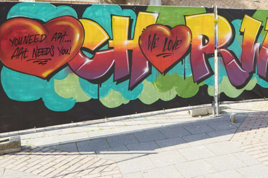 Ein bunt gestaltetes Graffiti-Banner