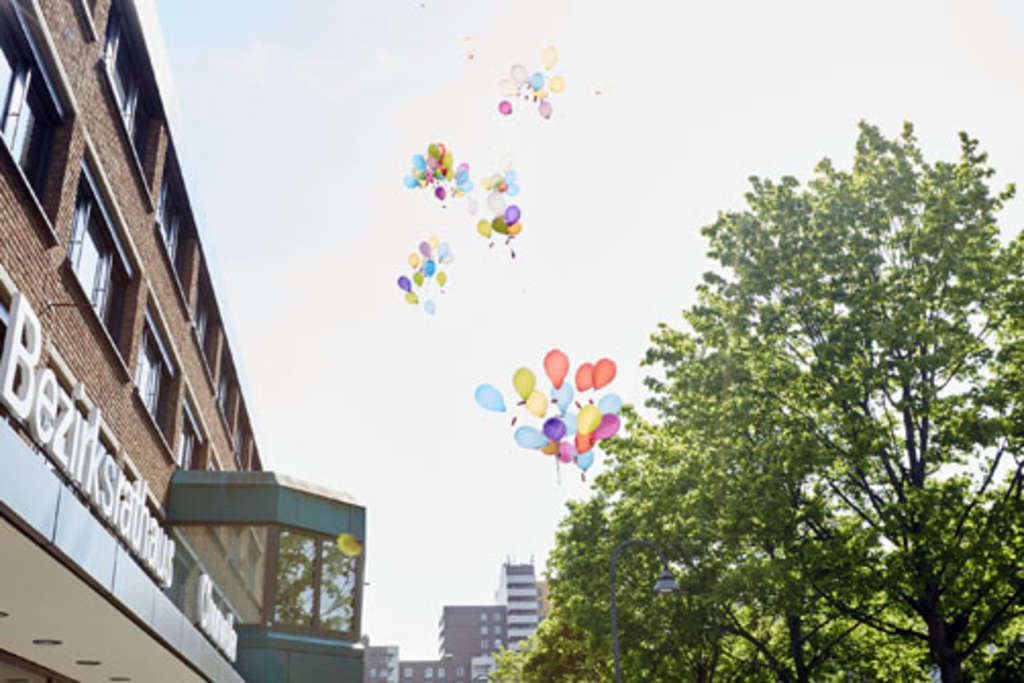 Viele bunte Luftballons am Himmel