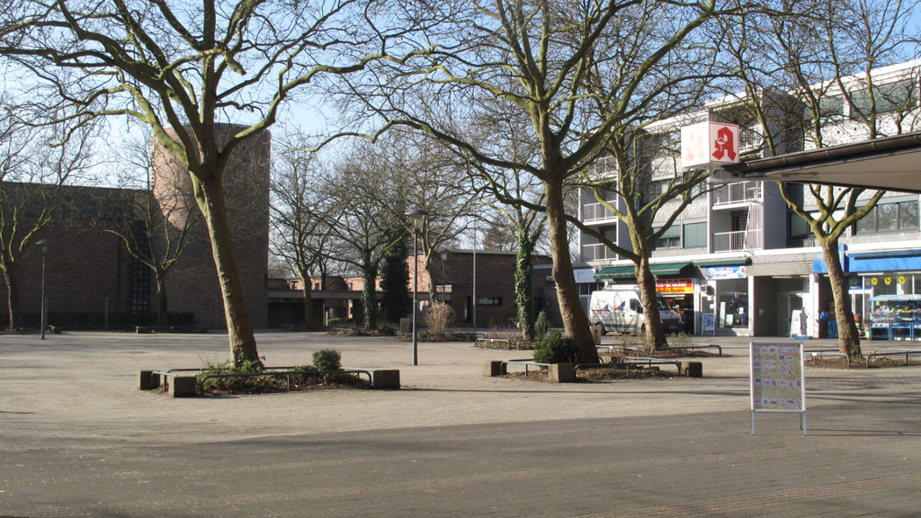 Platz An Sankt Adelheid mit der Kirche im Hintergrund