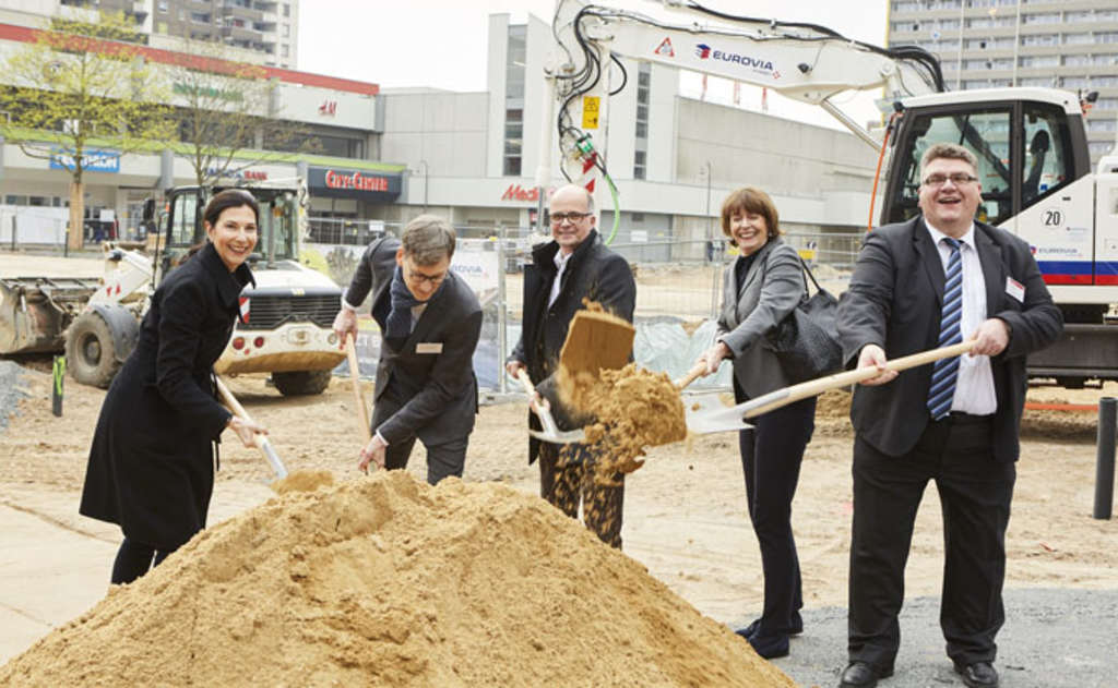 von links: Katrin Brangs (ECE/CityCenter), Martin Diekmann (Arge Chorweiler/Planungsbüro lad+), Beigeordneter für Stadtentwicklung, Planen und Bauen Markus Greitemann, Oberbürgermeisterin Henriette Reker, Bezirksbürgermeister Chorweiler Reinhard Zöllner