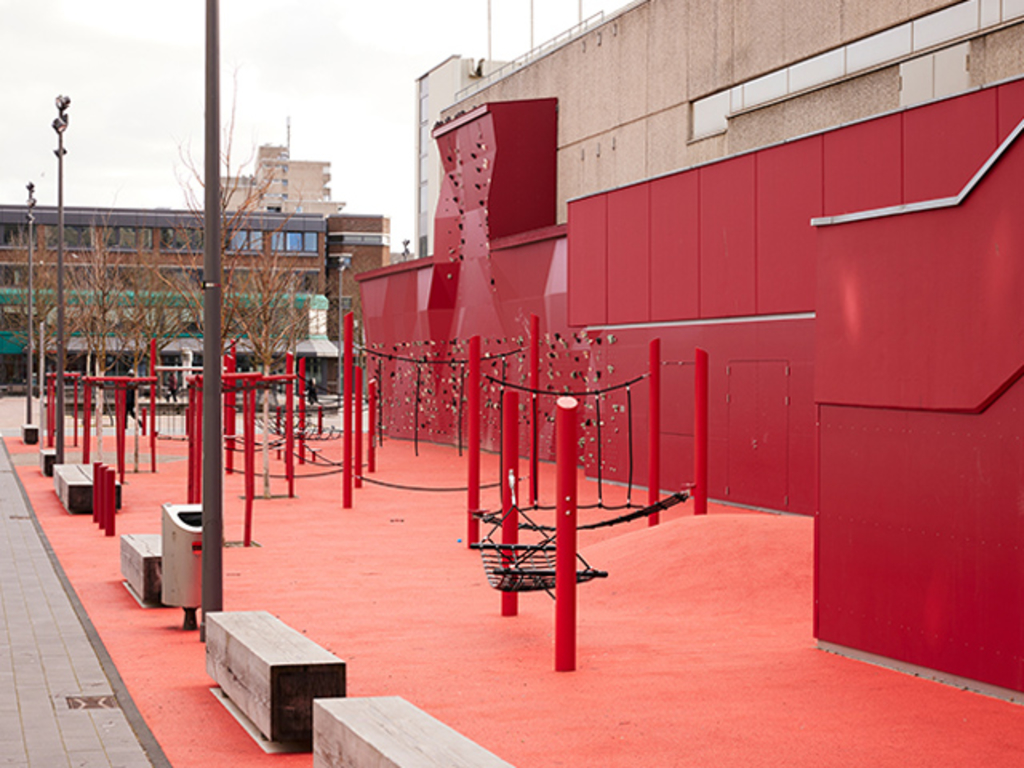 Boulderwand an der Fassade des Citycenters Chorweiler, Pariser Platz