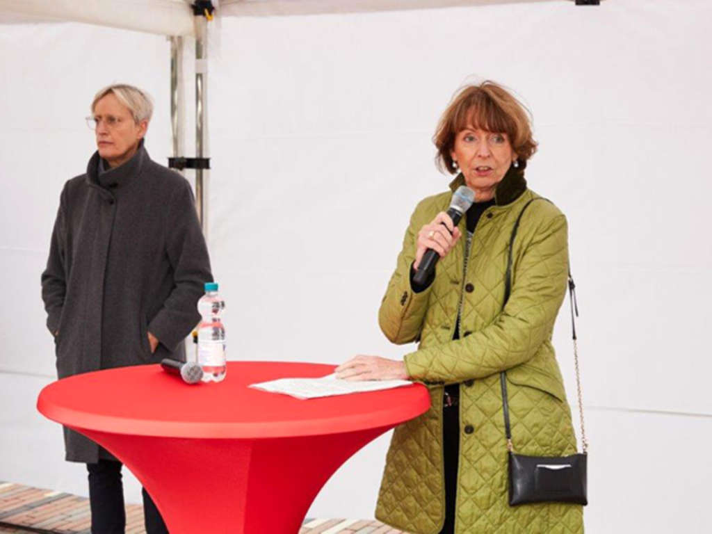 Oberbürgermeisterin Henriette Reker und Staatssekretärin Anne Katrin Bohle, Bundesministerium des Innern, für Bau und Heimat reden zur Platzeröffnung. 