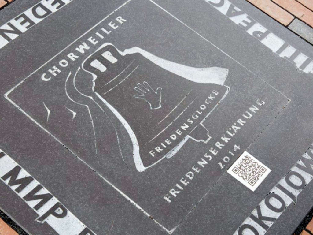 Neue Gedenkplatte für die Chorweiler Friedensglocke auf dem Pariser Platz 