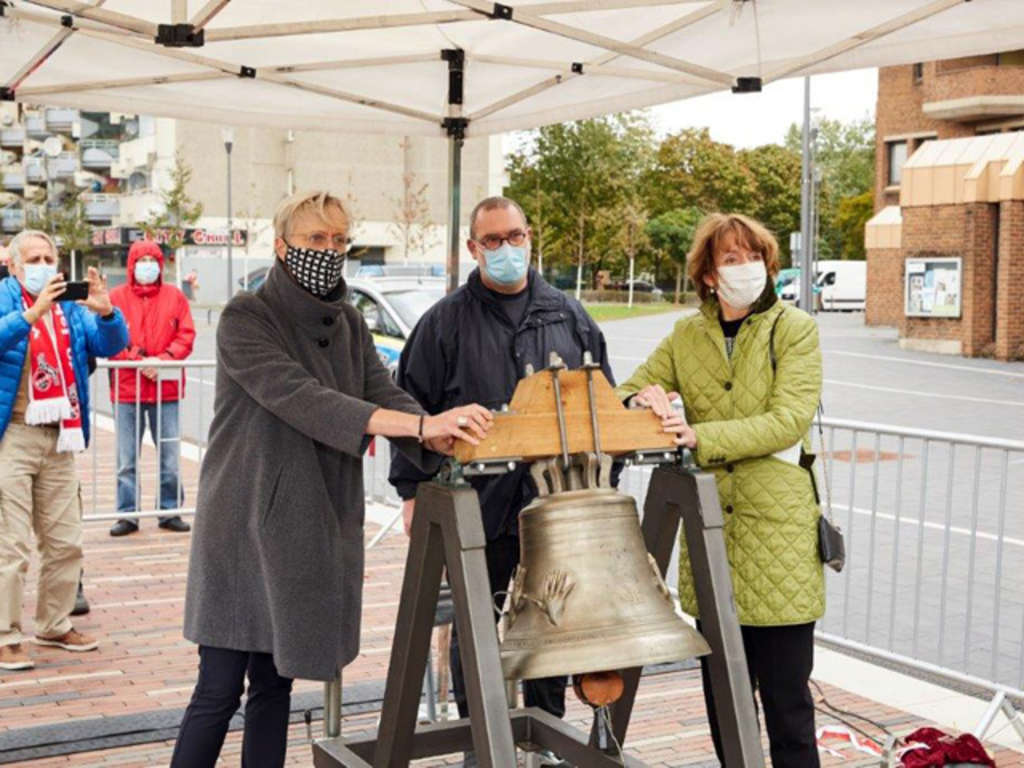 Oberbürgermeisterin Henriette Reker und Staatssekretärin Anne Katrin Bohle, Bundesministerium des Innern, für Bau und Heimat, läuten die Friedensglocke.