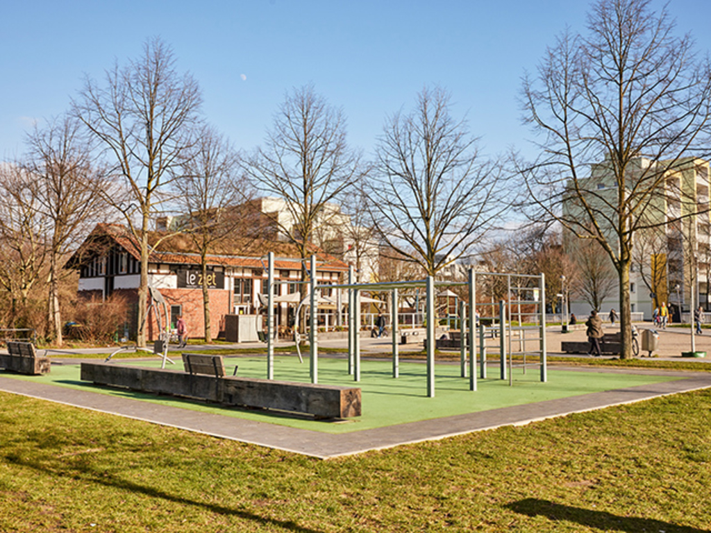 Outdoor Gym zwischen Oxforder und Lyoner Passage