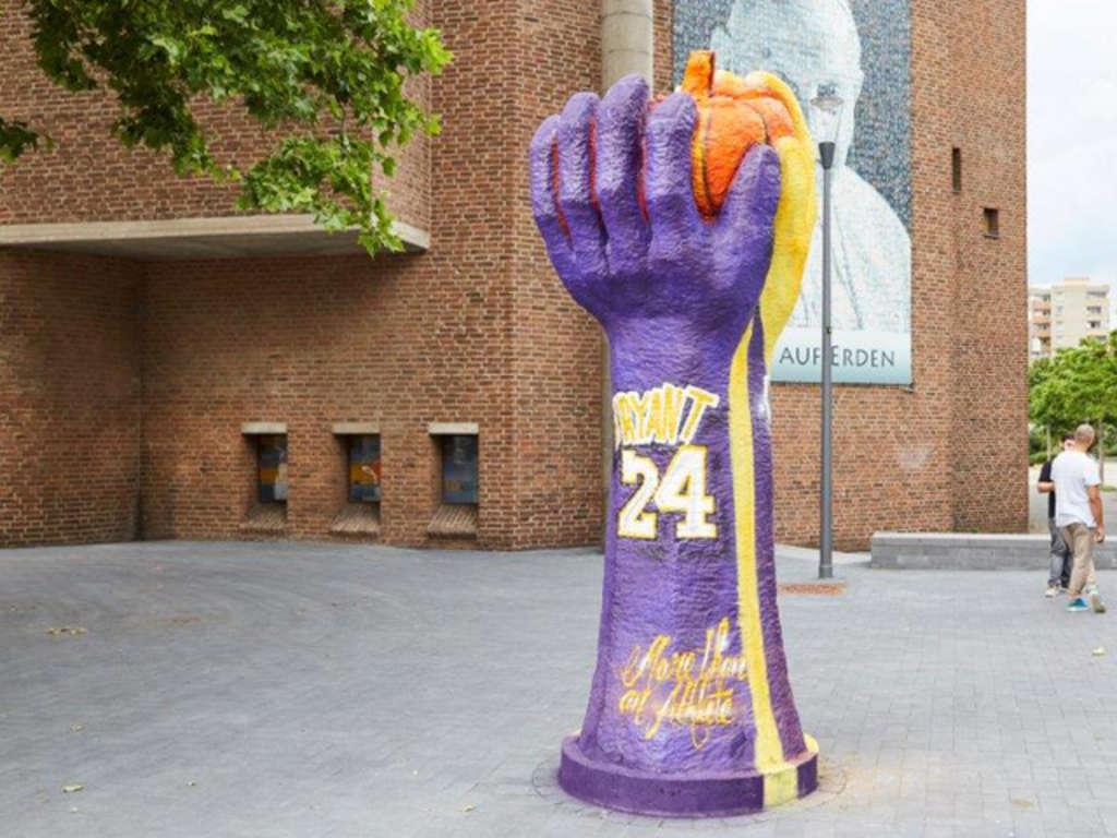 Erste Umgestaltung der Skulptur Tomate auf dem Pariser Platz mit dem Thema Koby Briant.