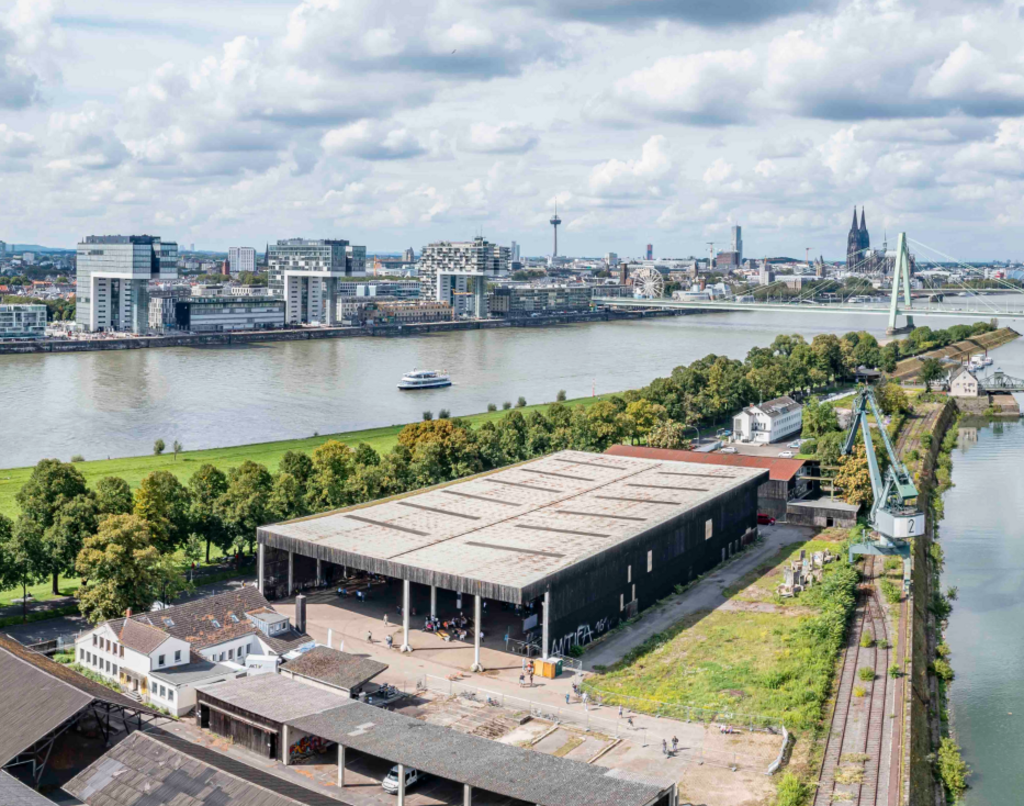 Blick auf den Deutzer Hafen aus der Vogelperspektive