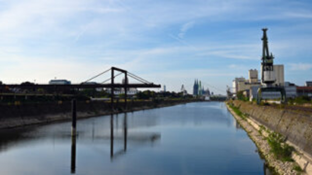 Ansicht des Hafenbeckens am Deutzer Hafen, Link auf Hafentag 2023 - moderne Stadt Köln