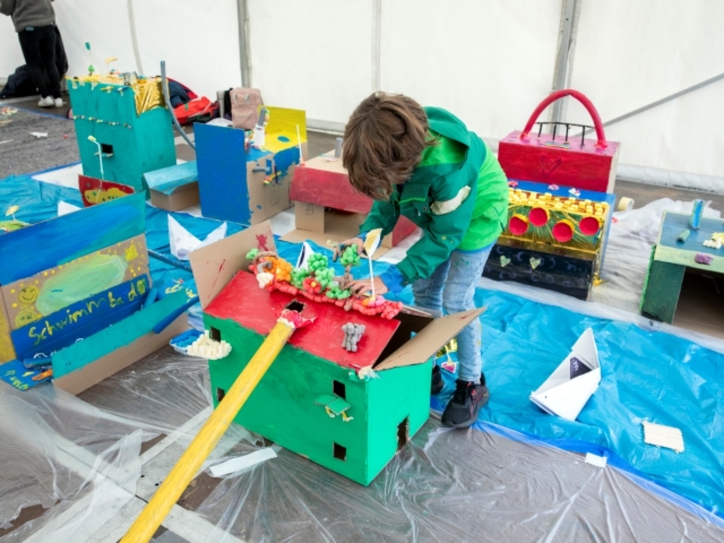 Begrünte Dächer und Rutschen ins Hafenbecken – Kinder bauen ein neues Quartier in Deutz